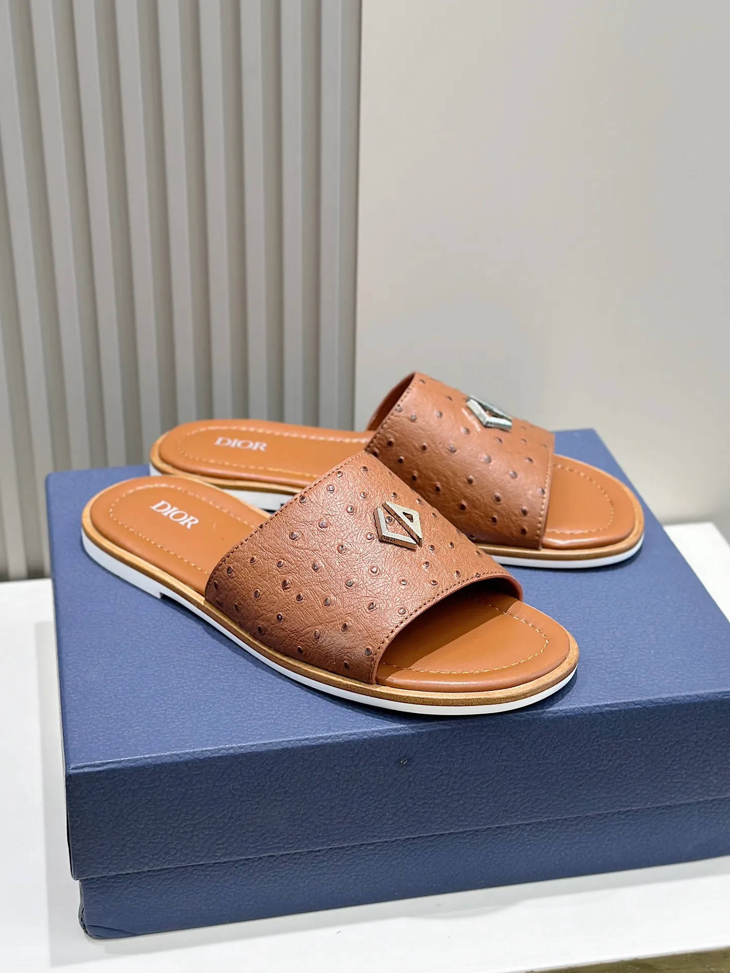 P320 [DIOR] Size 39-44 (38.45 custom-made) 2024ss Dior’s latest men’s slippers are a must-have. Dior Alias ​​Men's Genuine Leather Slippers This summer new Alias ​​sandal embodies a casual and elegant style. Carefully crafted from grained cow leather and Oblique printed fabric, with cowhide lining! Cross-strap design with metal-clad brass CD Diamond logo. The imported cowhide leather and rubber sole adds sophistication and comfort, while Oblique print-effect anti-slip panels add style.